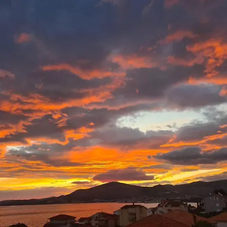 Fiorentini Ciovo With A Seaview And Outside Pool - 1 Apartment Trogir